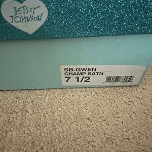 Betsey Johnson champagne satin 4” heel size 7 1/2